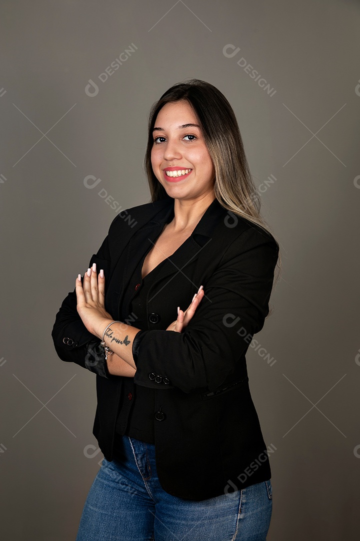 Linda mulher sorridente de blazer preto sobre fundo isolado