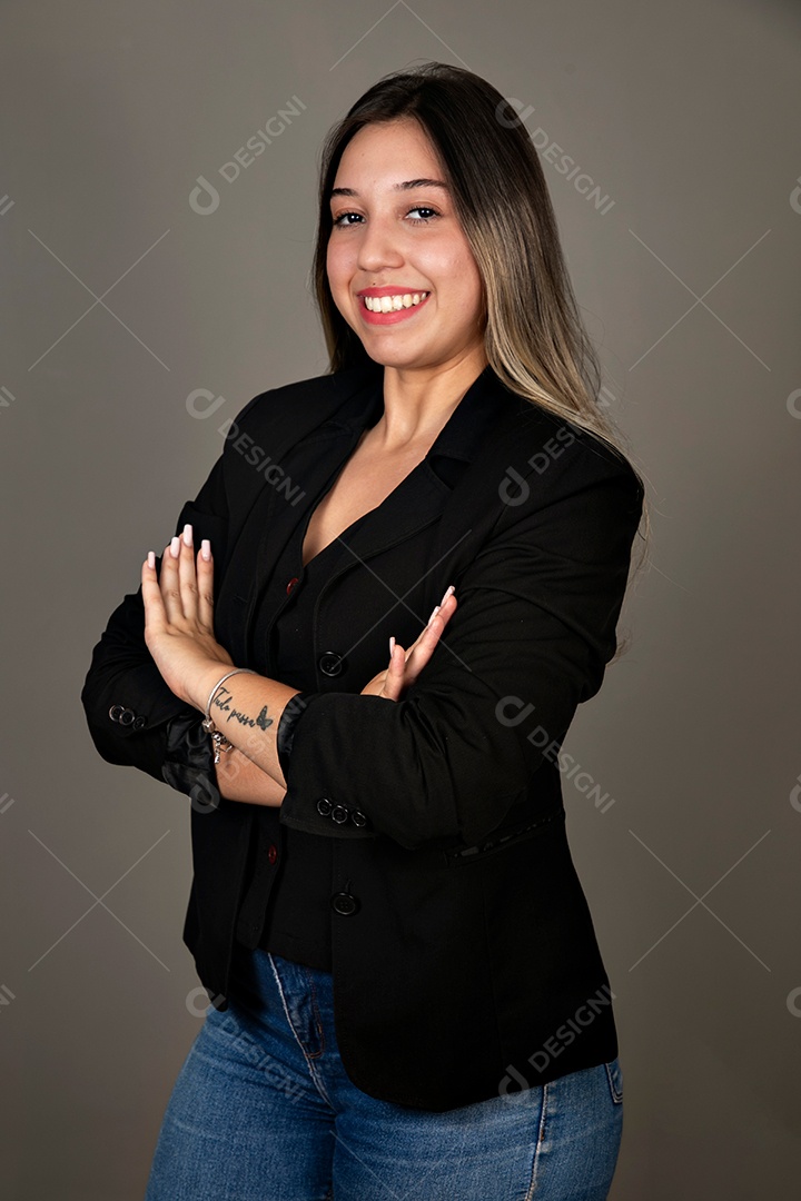 Linda mulher sorridente de blazer preto sobre fundo isolado