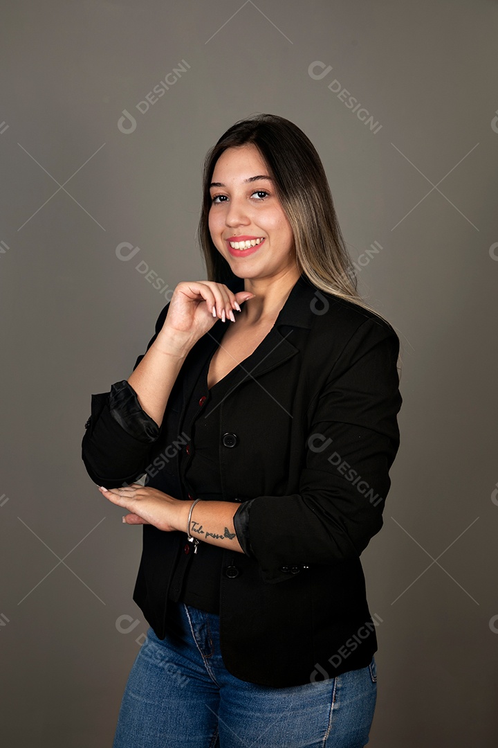Linda mulher sorridente de blazer preto sobre fundo isolado
