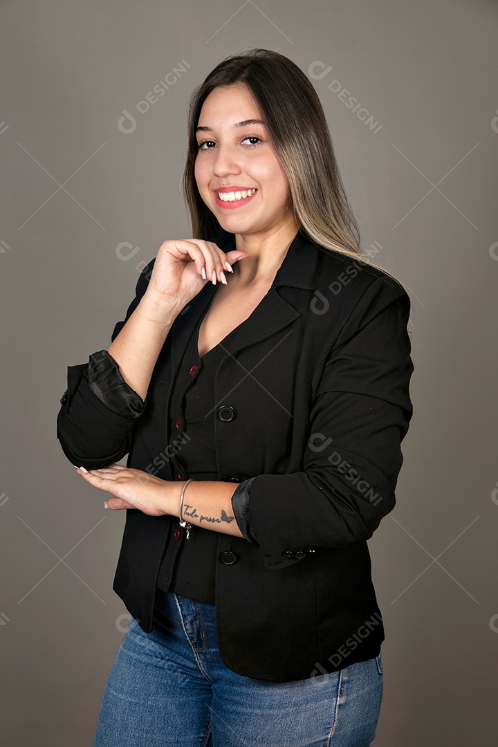 Linda mulher sorridente de blazer preto sobre fundo isolado