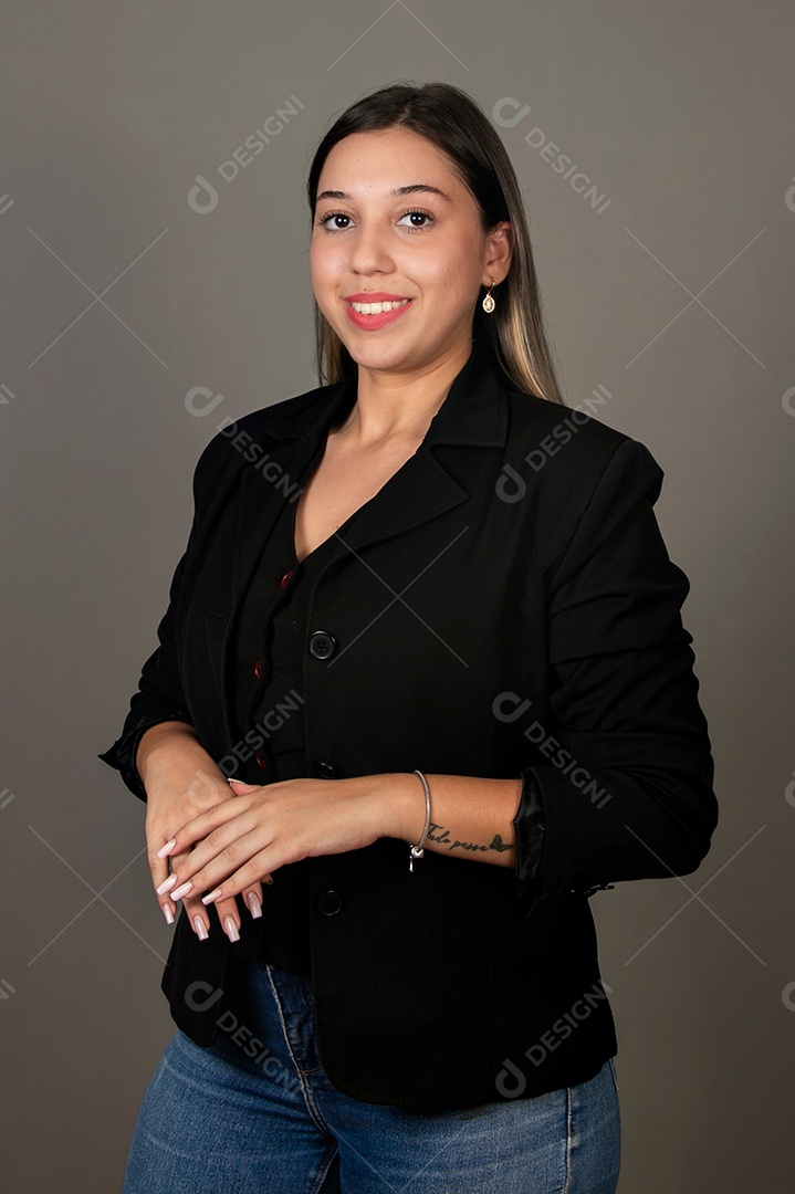 Linda mulher sorridente de blazer preto sobre fundo isolado