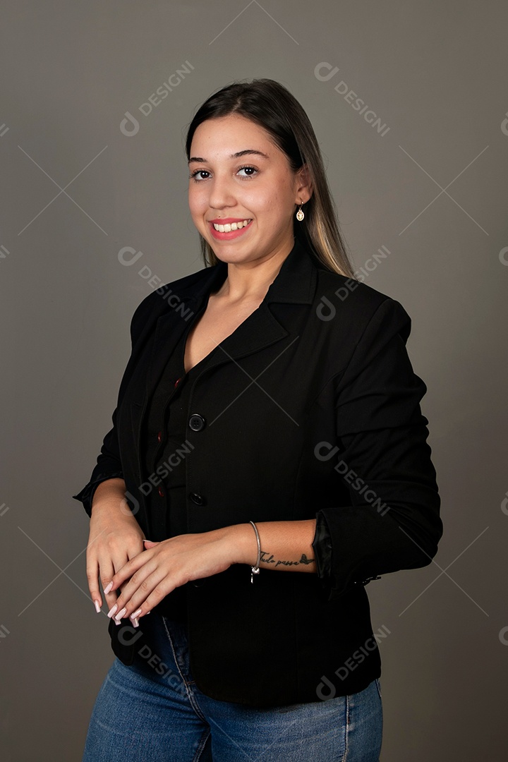 Linda mulher sorridente de blazer preto sobre fundo isolado