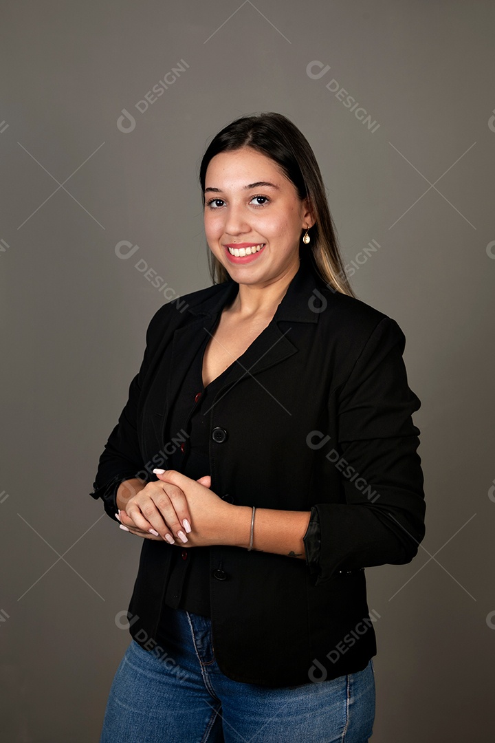 Linda mulher sorridente de blazer preto sobre fundo isolado