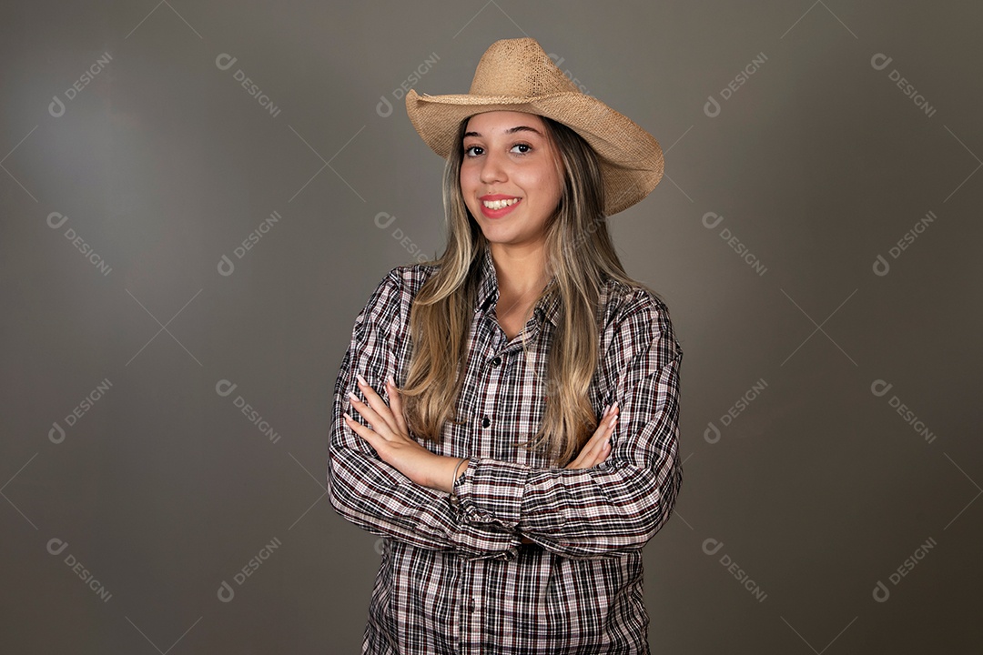 Linda mulher sorridente com roupa caipira sobre fundo isolado