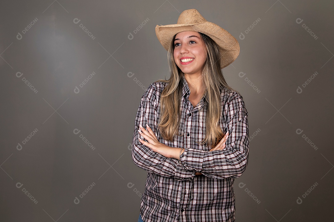 Linda mulher sorridente com roupa caipira sobre fundo isolado