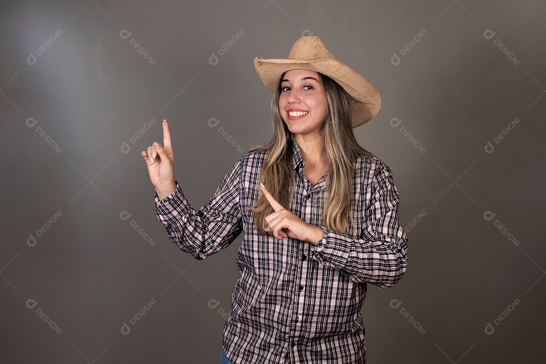 Linda mulher sorridente com roupa caipira sobre fundo isolado