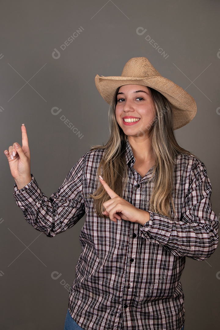 Linda mulher sorridente com roupa caipira sobre fundo isolado