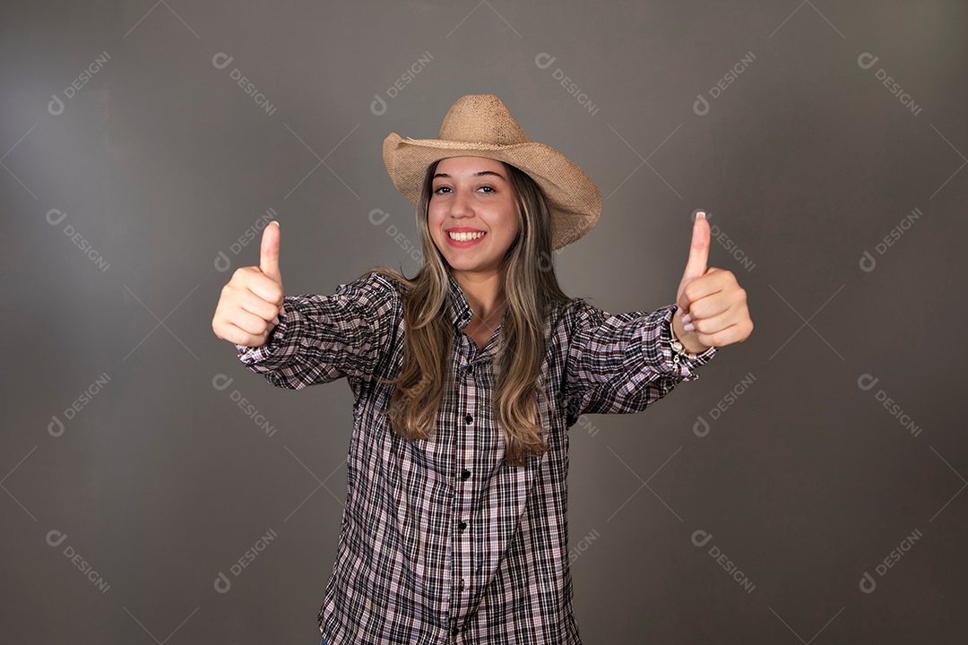 Linda mulher sorridente com roupa caipira sobre fundo isolado