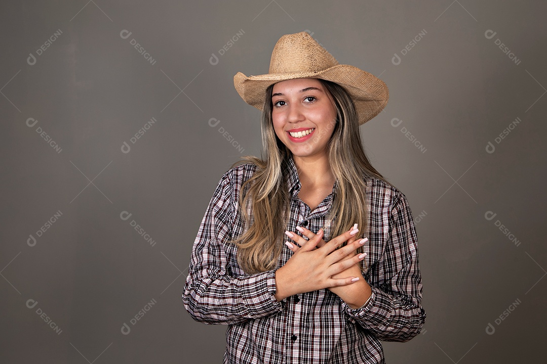 Linda mulher sorridente com roupa caipira sobre fundo isolado