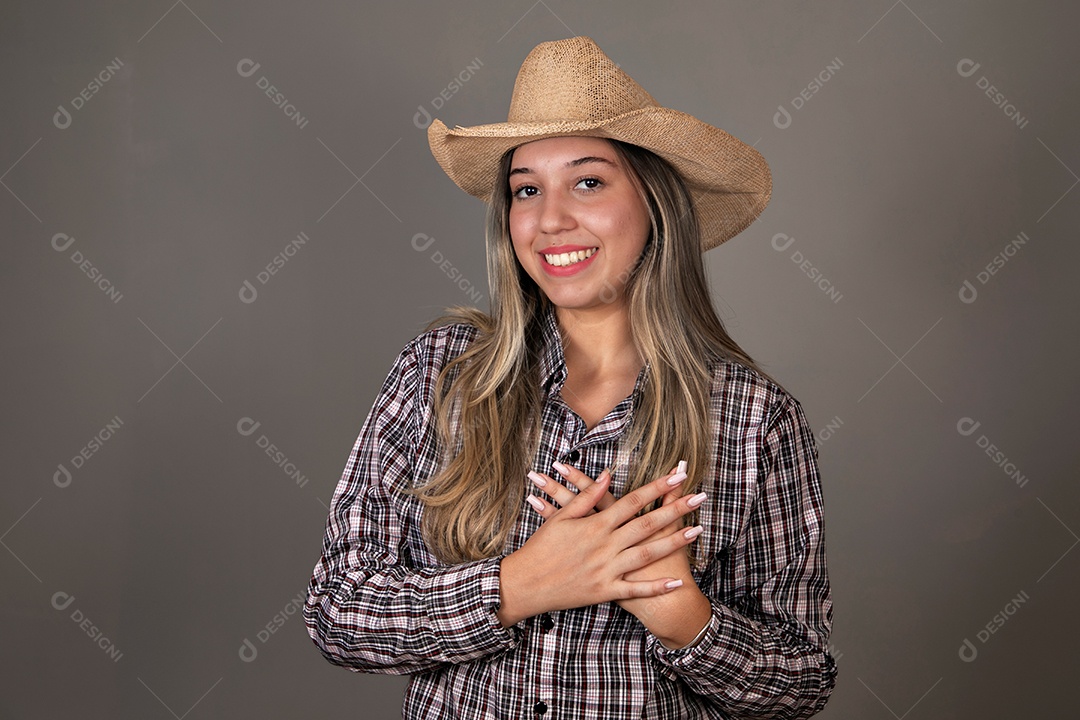 Linda mulher sorridente com roupa caipira sobre fundo isolado
