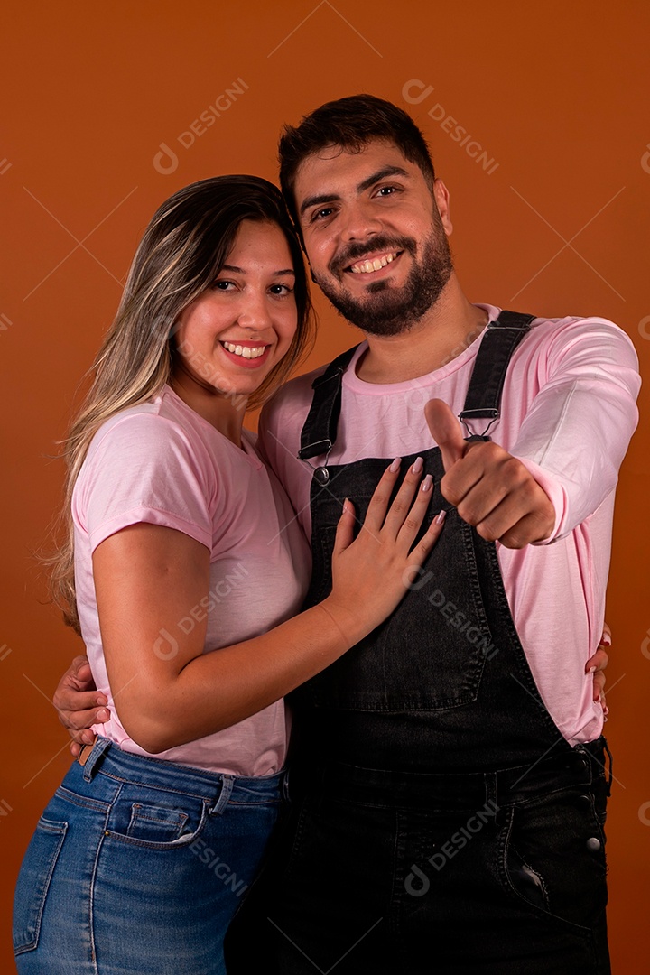Lindos casal se abraçando com roupas combinando sobre fundo isolado