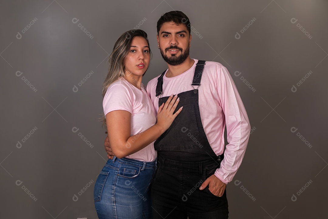 Lindos casal se abraçando com roupas combinando sobre fundo isolado