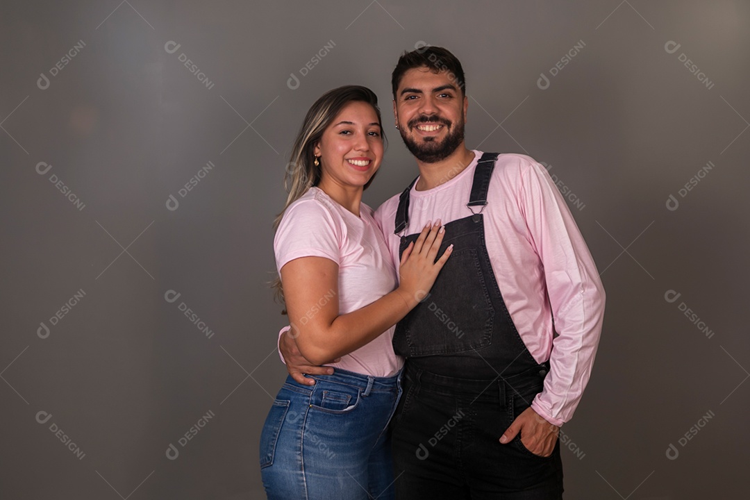 Lindos casal se abraçando com roupas combinando sobre fundo isolado
