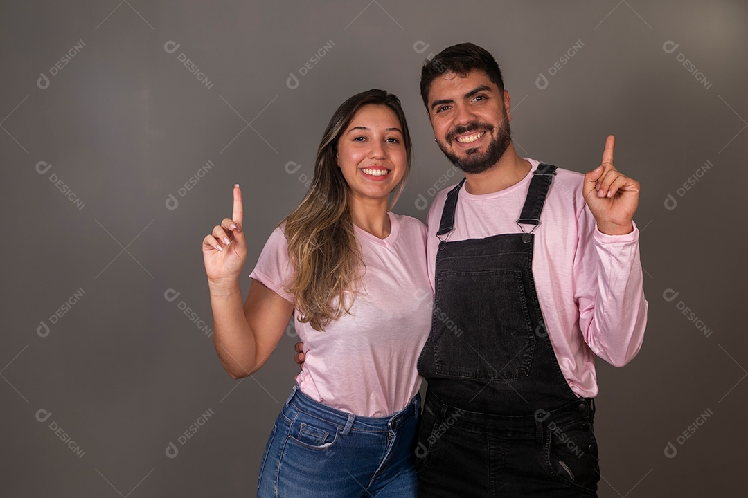 Lindos casal com roupas combinando sobre fundo isolado