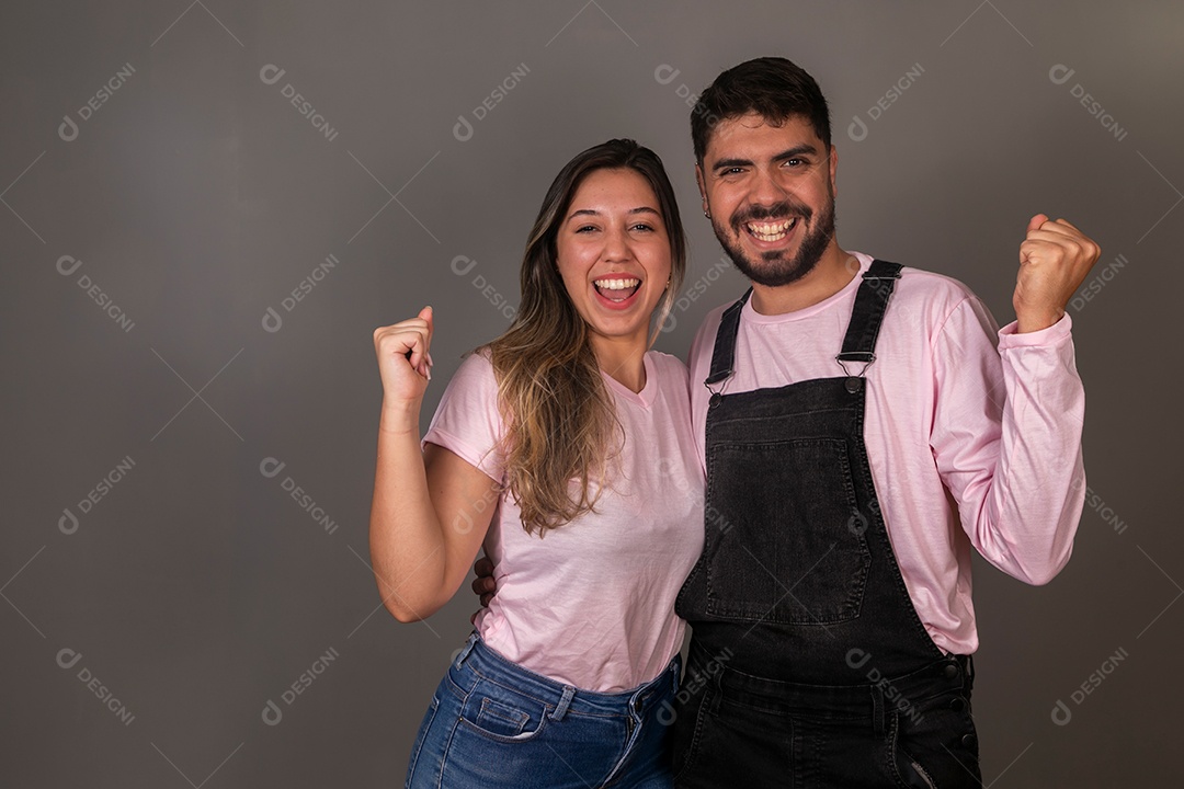Lindos casal com roupas combinando sobre fundo isolado