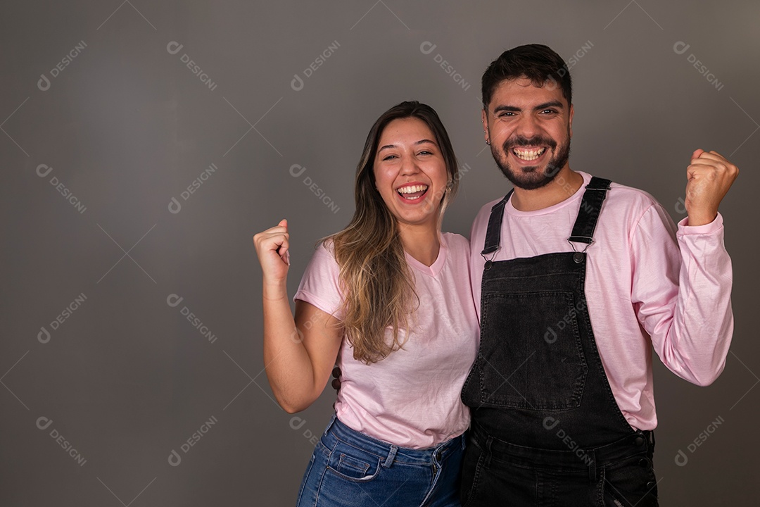 Lindos casal com roupas combinando sobre fundo isolado