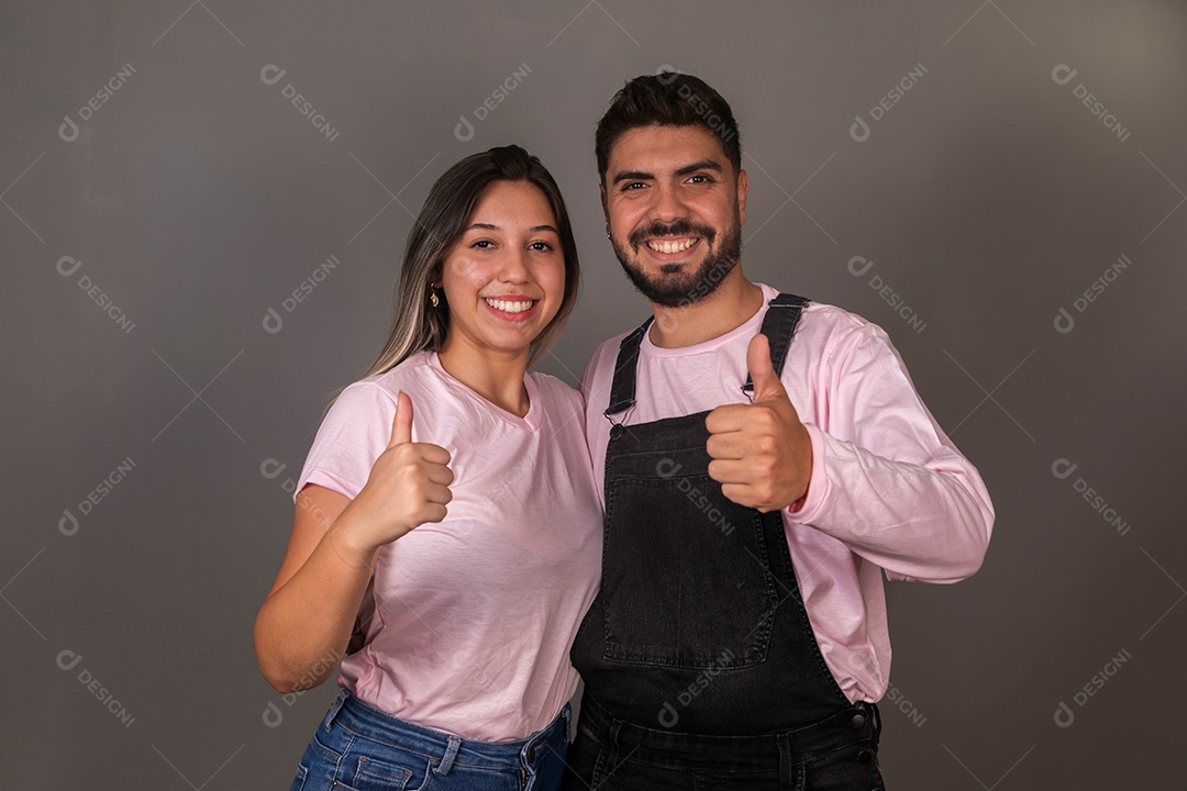 Lindos casal com roupas combinando sobre fundo isolado