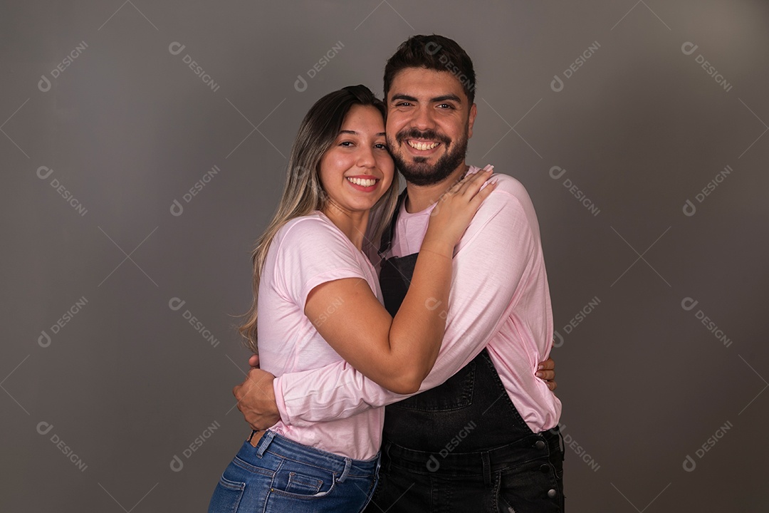 Lindos casal com roupas combinando sobre fundo isolado