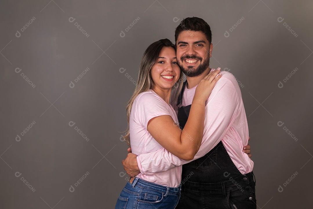 Lindos casal com roupas combinando sobre fundo isolado