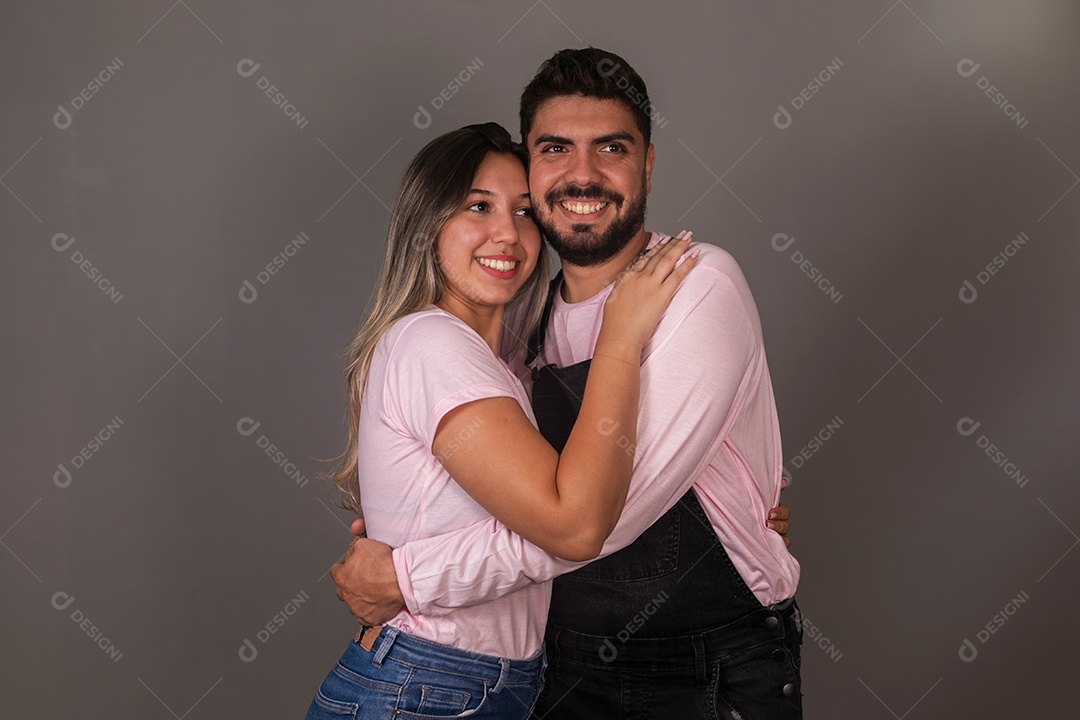 Lindos casal com roupas combinando sobre fundo isolado