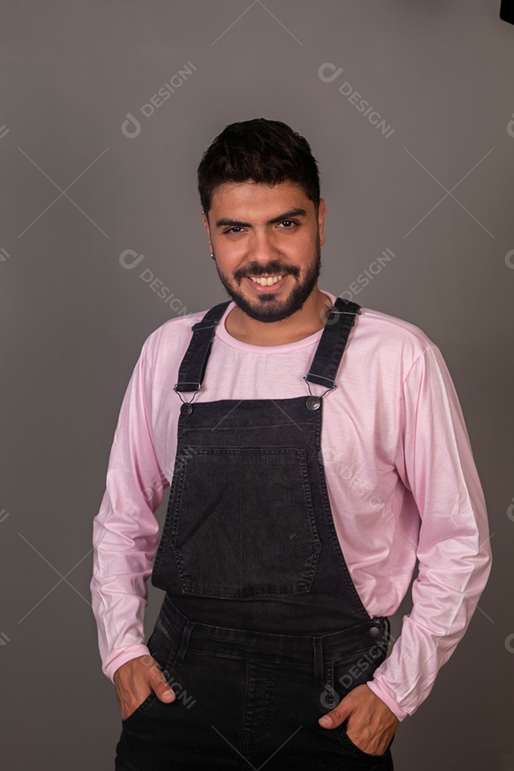 Lindo homem sorridente com macacão preto sobre fundo isolado