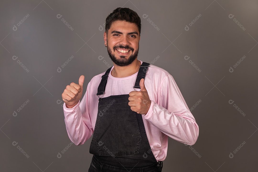 Lindo homem sorridente com macacão preto sobre fundo isolado