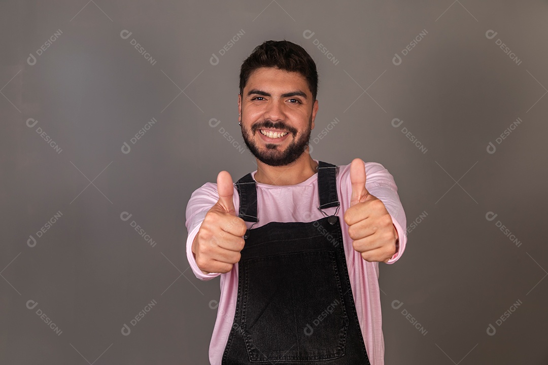 Lindo homem sorridente com macacão preto sobre fundo isolado