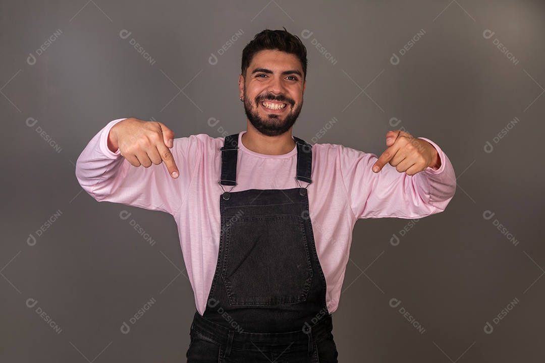 Lindo homem sorridente com macacão preto sobre fundo isolado