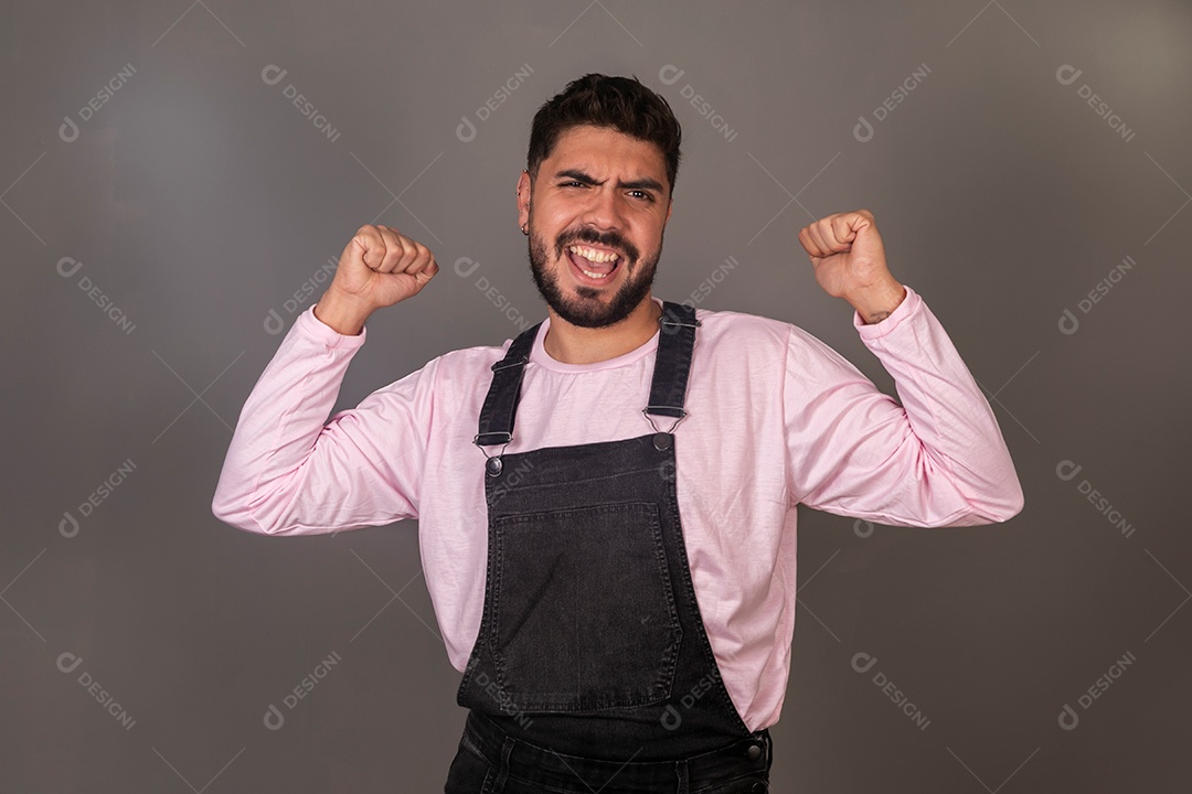 Lindo homem sorridente com macacão preto sobre fundo isolado