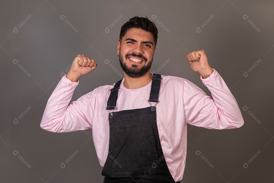 Lindo homem sorridente com macacão preto sobre fundo isolado