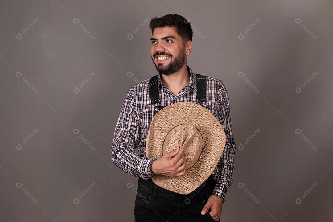 Lindo homem sorridente com roupa caipira sobre fundo isolado