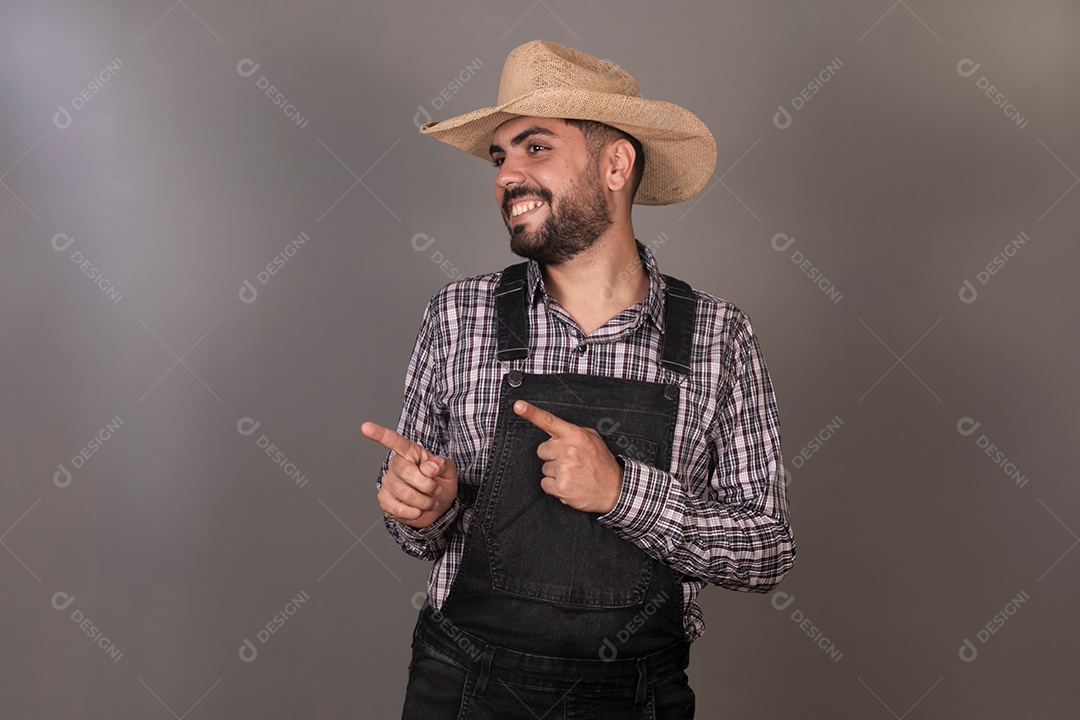 Lindo homem sorridente com roupa caipira sobre fundo isolado
