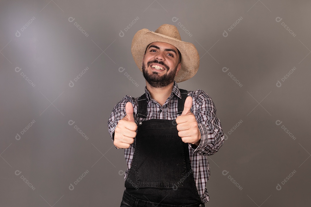 Lindo homem sorridente com roupa caipira sobre fundo isolado