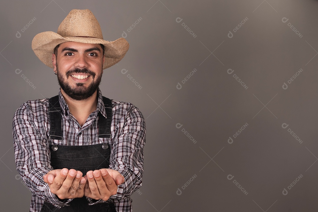 Lindo homem sorridente com roupa caipira sobre fundo isolado