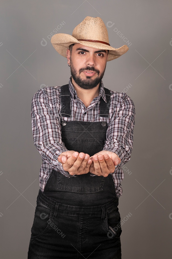 Lindo homem sorridente com roupa caipira sobre fundo isolado