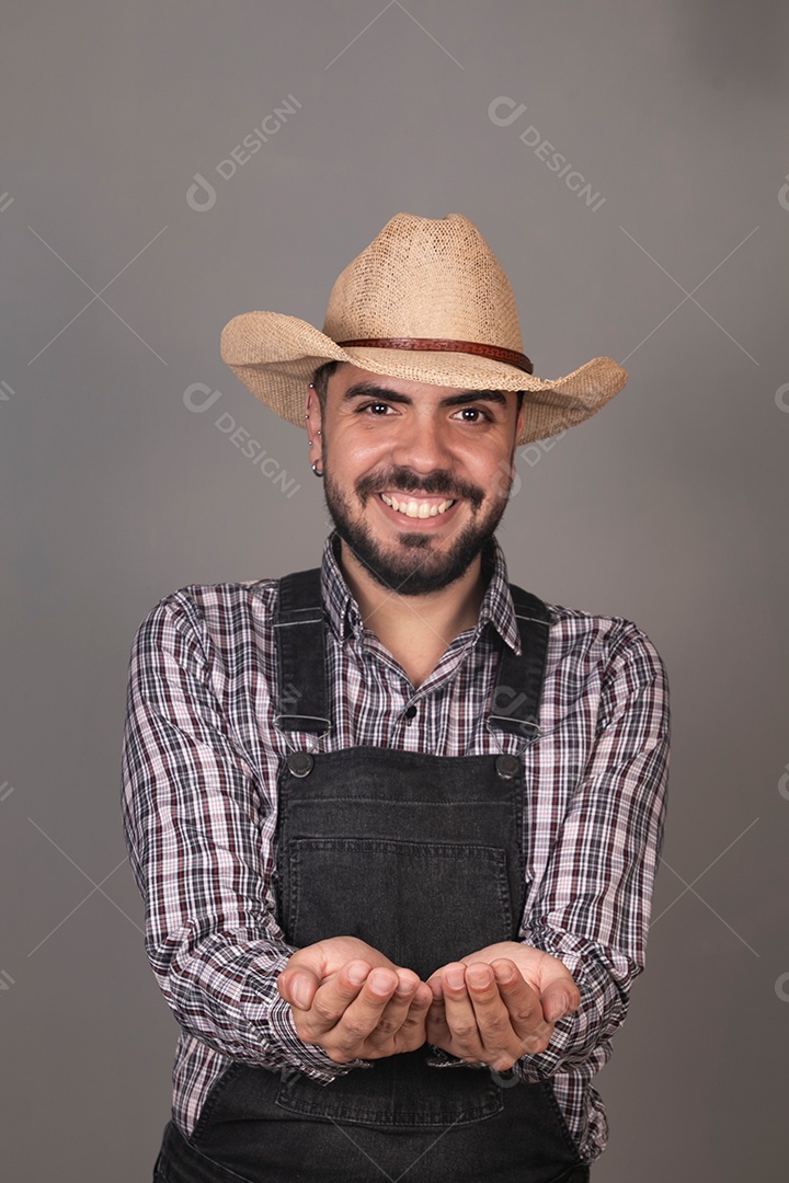 Lindo homem sorridente com roupa caipira sobre fundo isolado