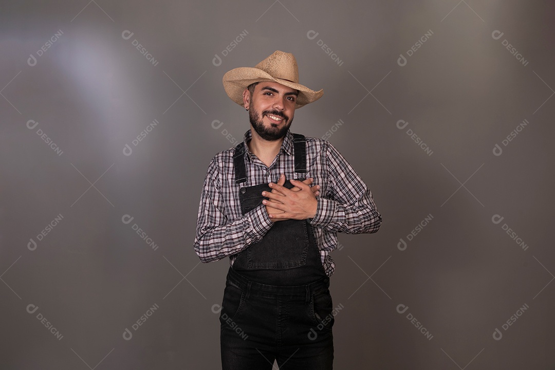Lindo homem com roupa caipira sobre fundo isolado