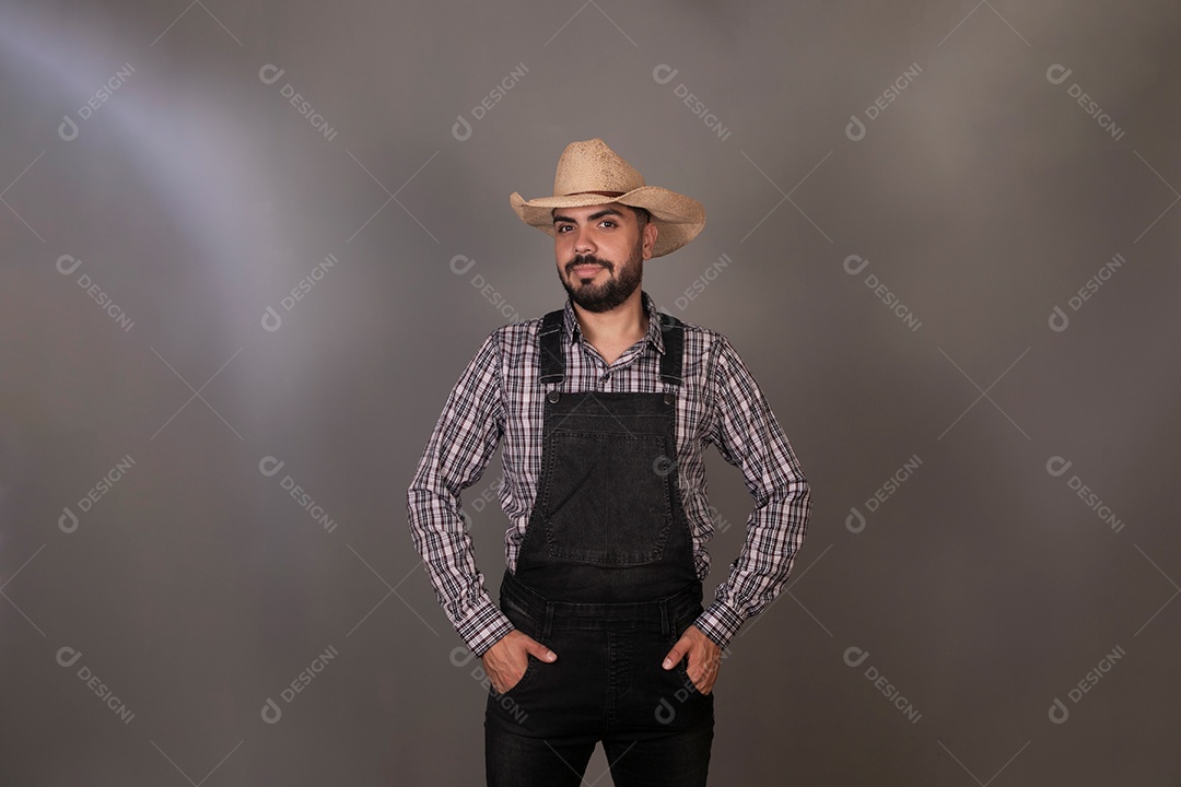 Lindo homem usando macacão preto sobre fundo laranja isolado