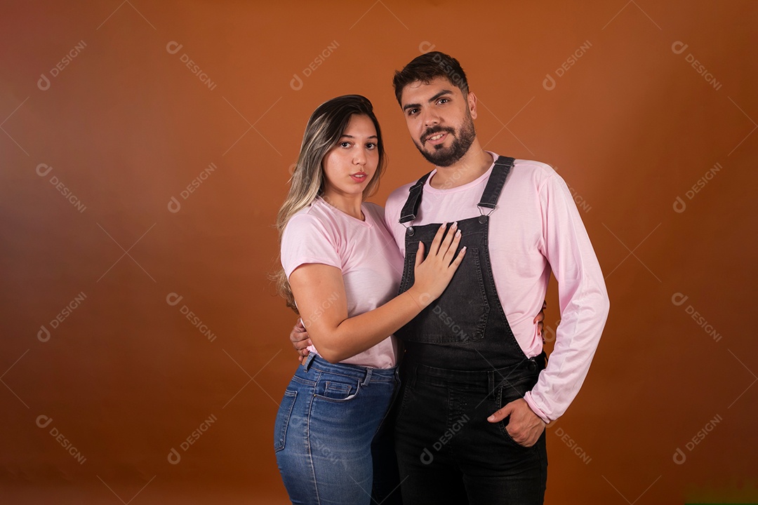 Lindos casal com roupas combinando sobre fundo isolado