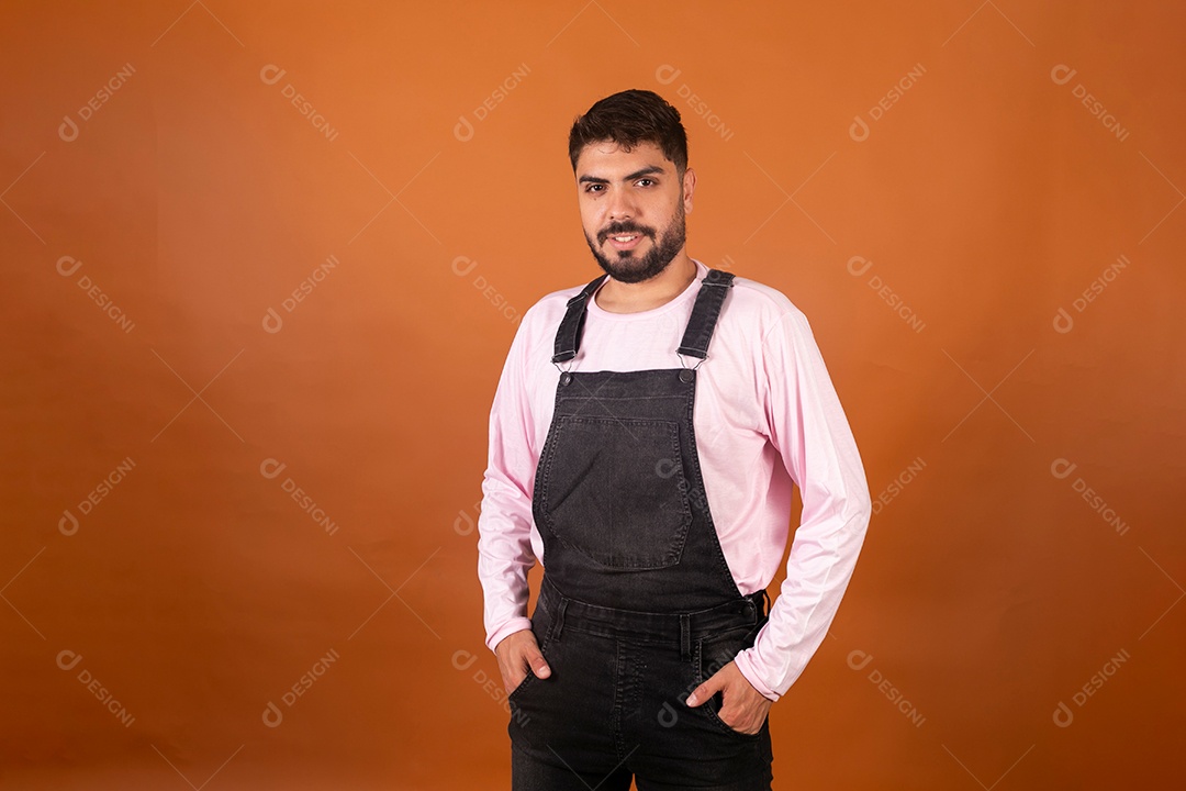 Lindo homem usando macacão preto sobre fundo isolado
