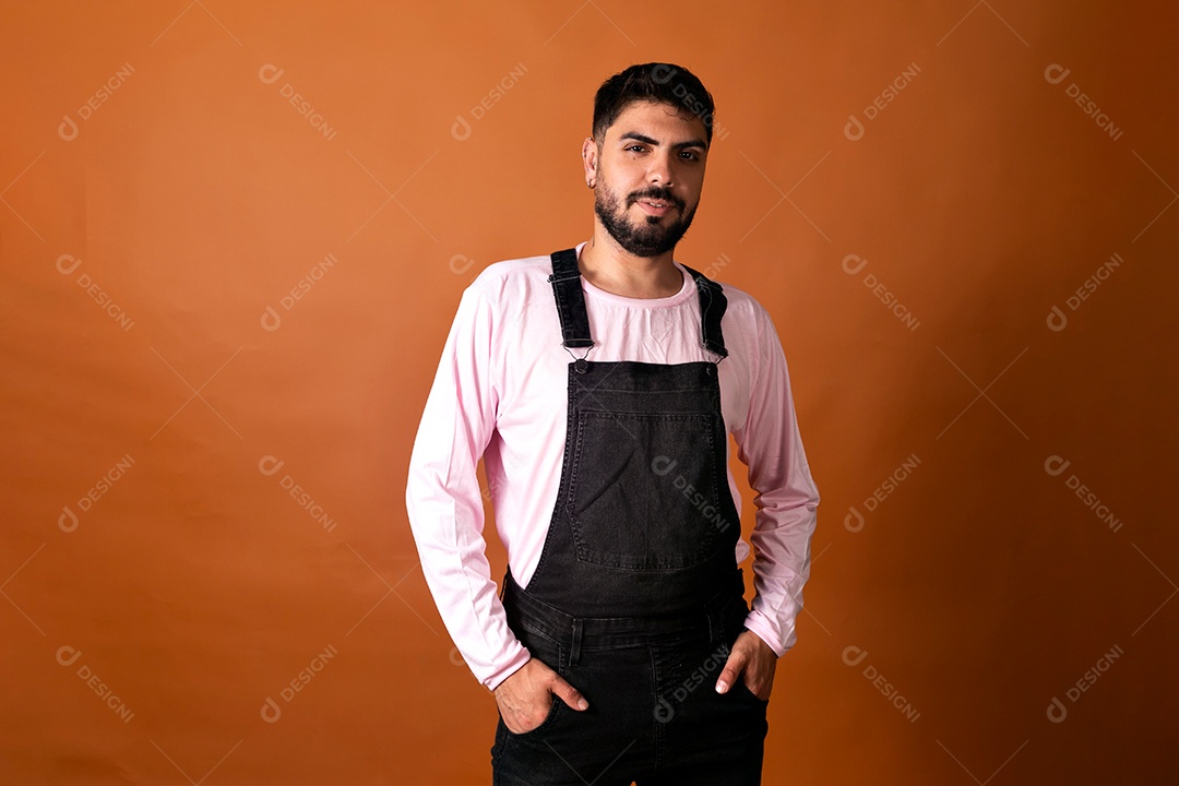 Lindo homem usando macacão preto sobre fundo isolado