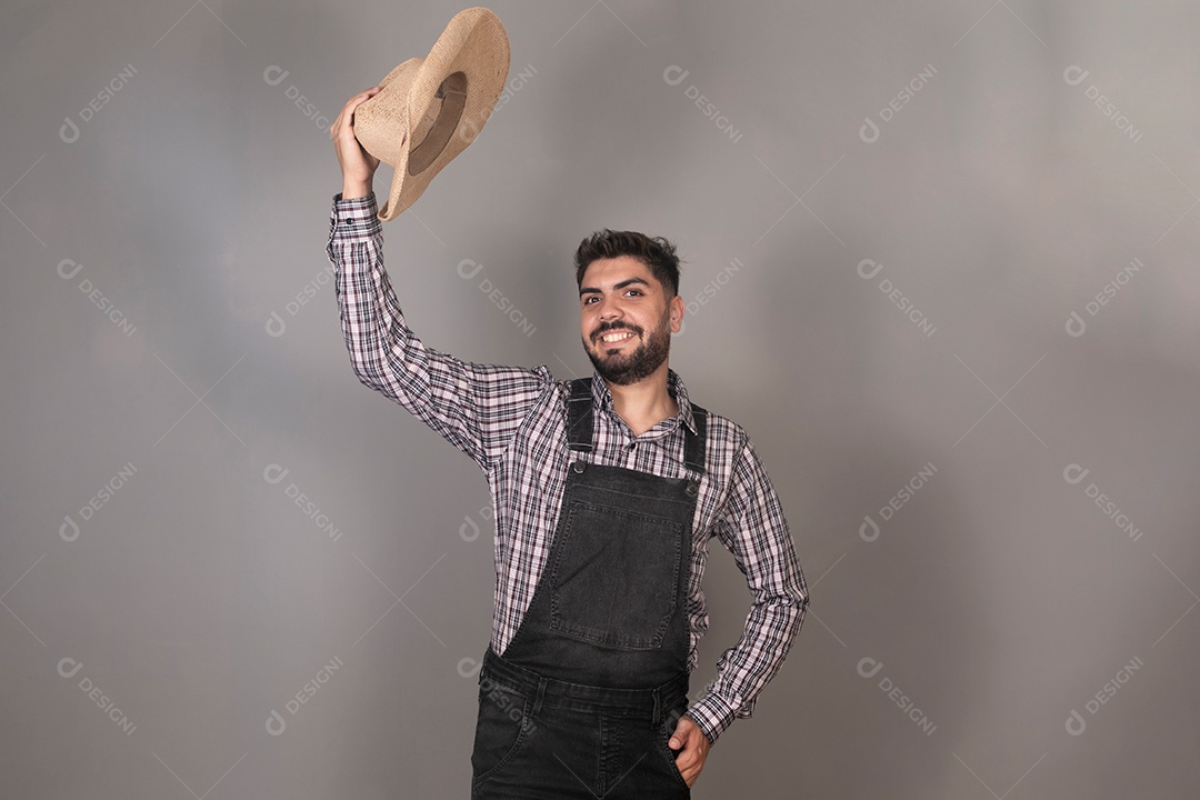 Lindo homem sorridente com roupa caipira sobre fundo isolado