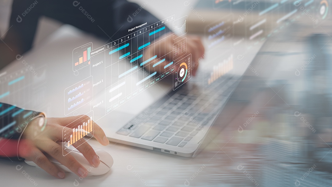 Empresário usando leptop com tecnologia avançada para negócios