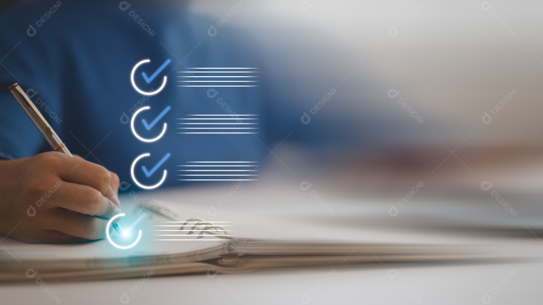 Empresário preenchendo lista de verificação