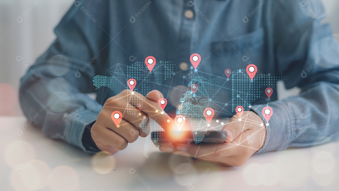 Empresário usando smartphone com tecnologia avançada