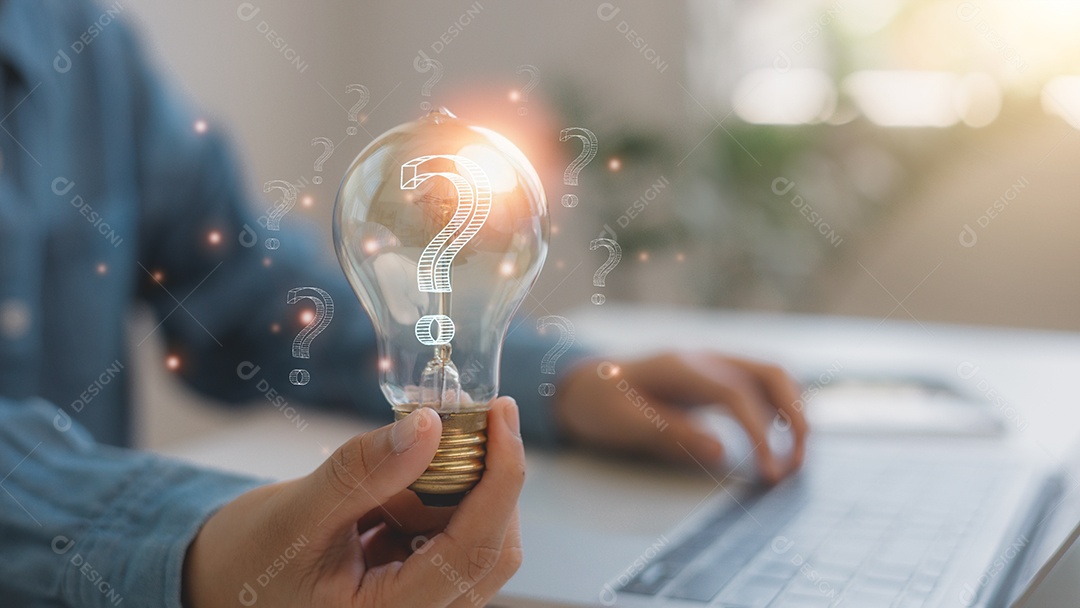 Empresário segurando lâmpada brilhante e ponto de interrogação