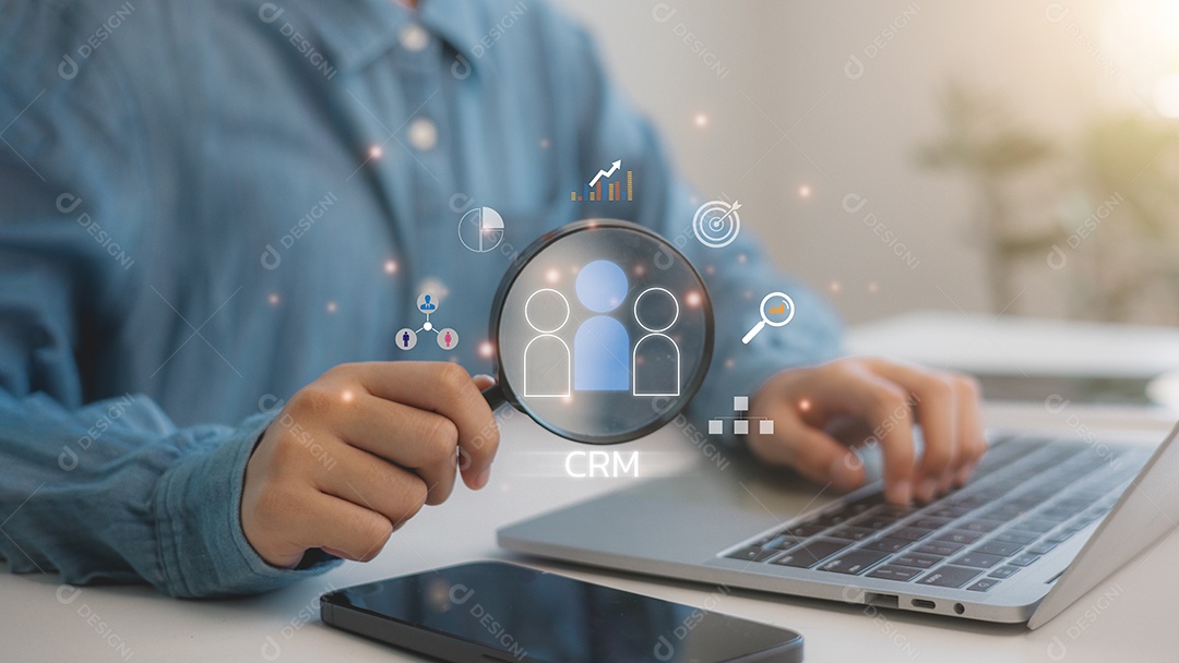 Empresário com digitação manual no conceito de laptop Ícones CRM Customer