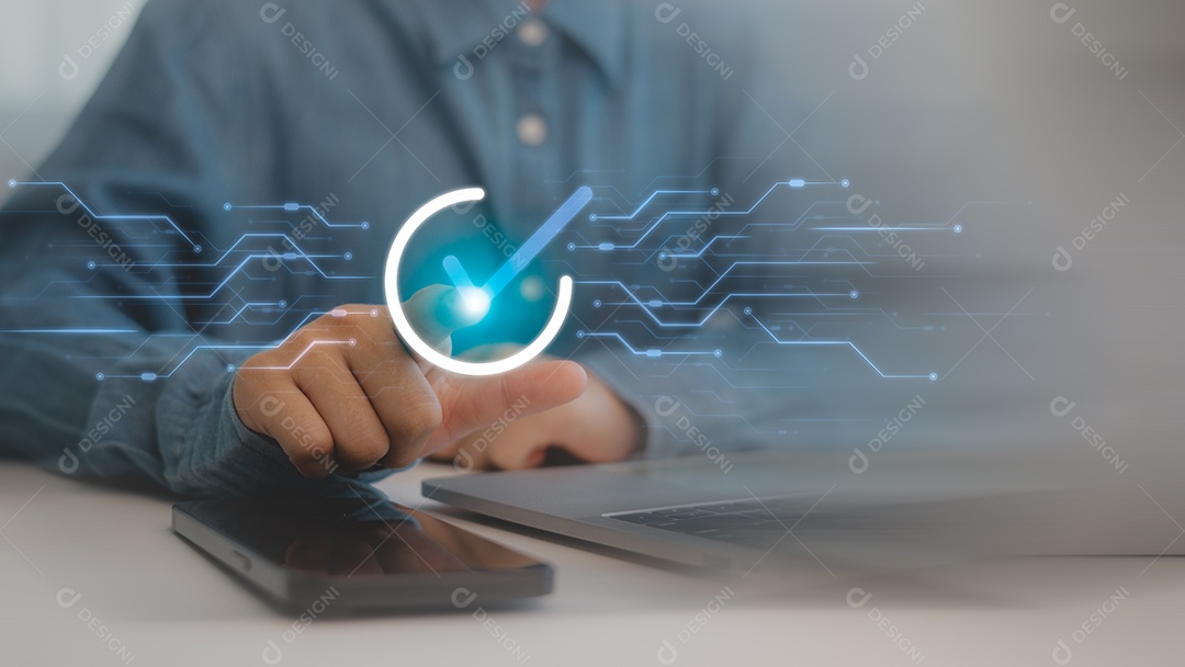 Empresário tocando um ícone marcado na tela virtual garantia de serviço conceito de validação para automação de processos de negócios gestão de garantia de qualidade certificação transformação digital