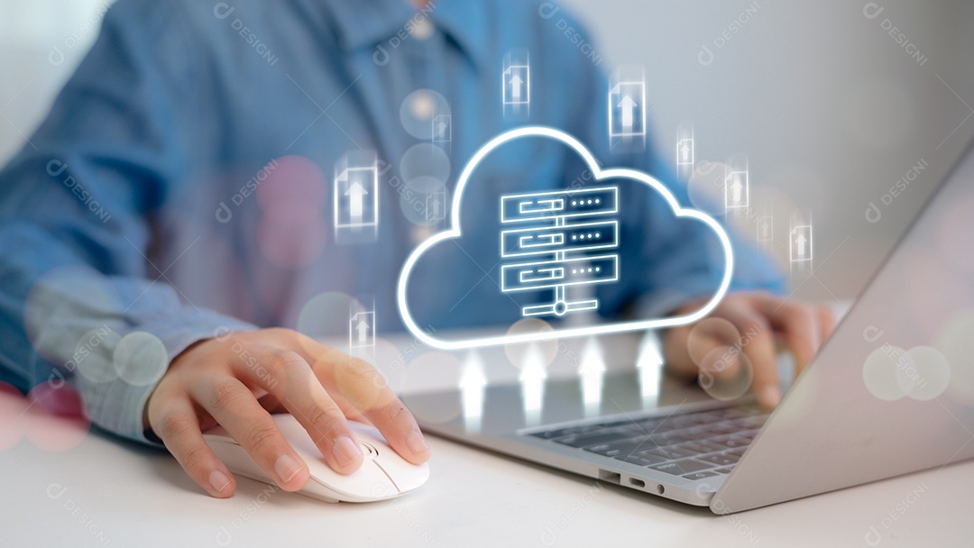 Empresário usando leptop com tecnologia avançada para negócios