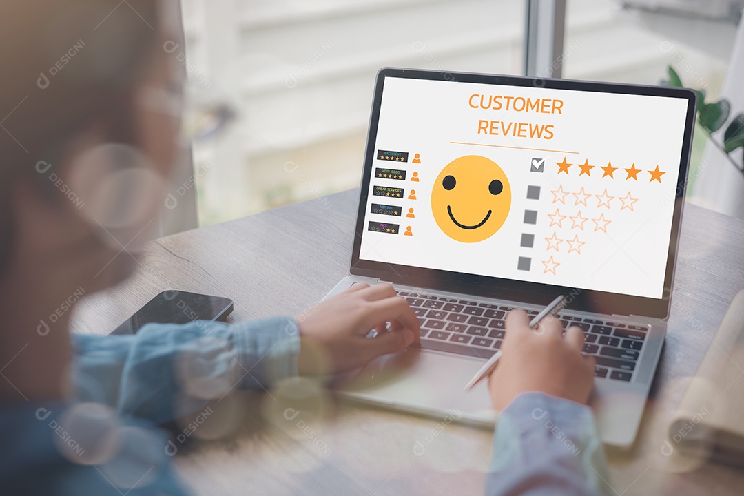 Empresária usando leptop com tecnologia avançada para negócios